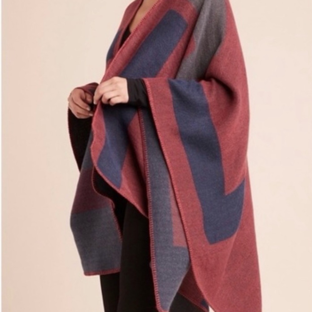 BB Dakota Poncho one size Mulberry color